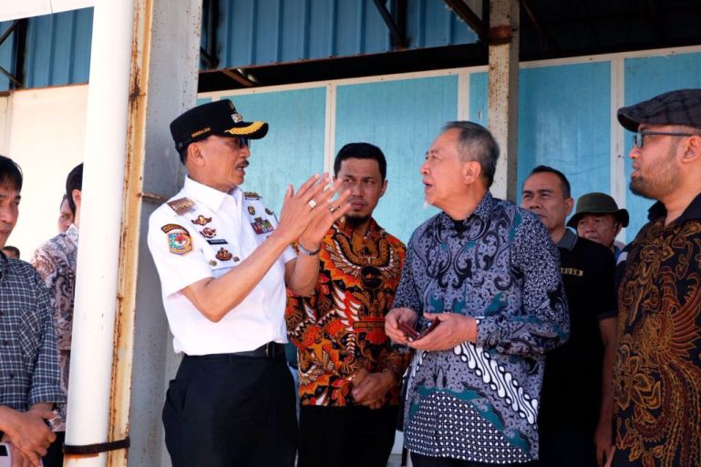 Bupati Kabupaten Pesisir Selatan, Hendrajoni, bersama jajaran organisasi perangkat daerah, pada hari Rabu, tanggal 23 Juli 2025, melakukan kunjungan lapangan ke sejumlah titik strategis, bersama President Commissioner PT Awina Sinergi Internasional, Nakamura Hirohide, yang mewakili calon investor dari Jepang. (foto : pesisirselatankab.go.id)
