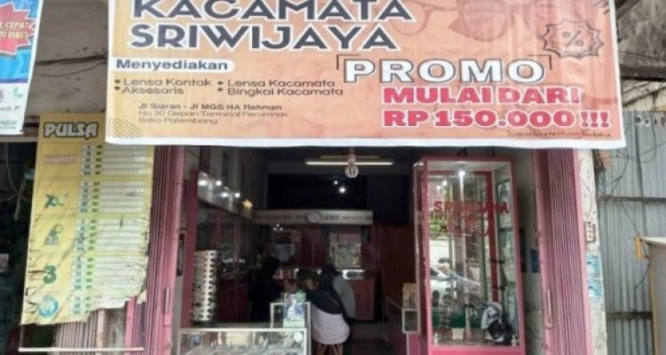Toko Optik Sriwijaya yang berada di Jalan Siaran, depan terminal Sako, Palembang. (URANGMINANG.ID/SIKUMBANG)