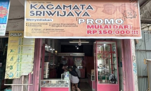 Toko Optik Sriwijaya yang berada di Jalan Siaran, depan terminal Sako, Palembang. (URANGMINANG.ID/SIKUMBANG)