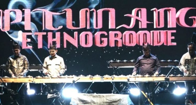Menteri Kebudayaan Republik Indonesia, Fadli Zon, meresmikan Pitunang Ethnogroove 2025, festival musik tradisi yang digelar pada 1–2 Agustus 2025 di Lapangan Ateh Ngarai, Kota Bukittinggi. (foto : kemenbud.go.id)